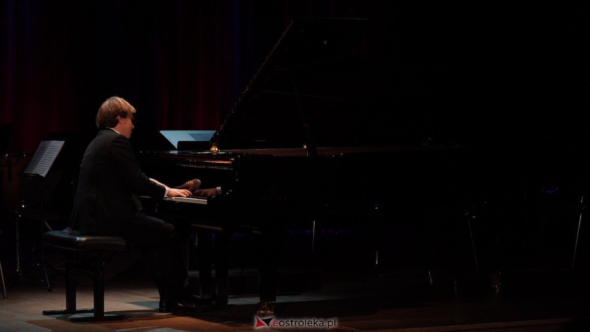 Recital Andrzeja Wiercińskiego w OCK z okazji Dnia Kobiet [08.03.2026] - zdjęcie #1 - eOstroleka.pl