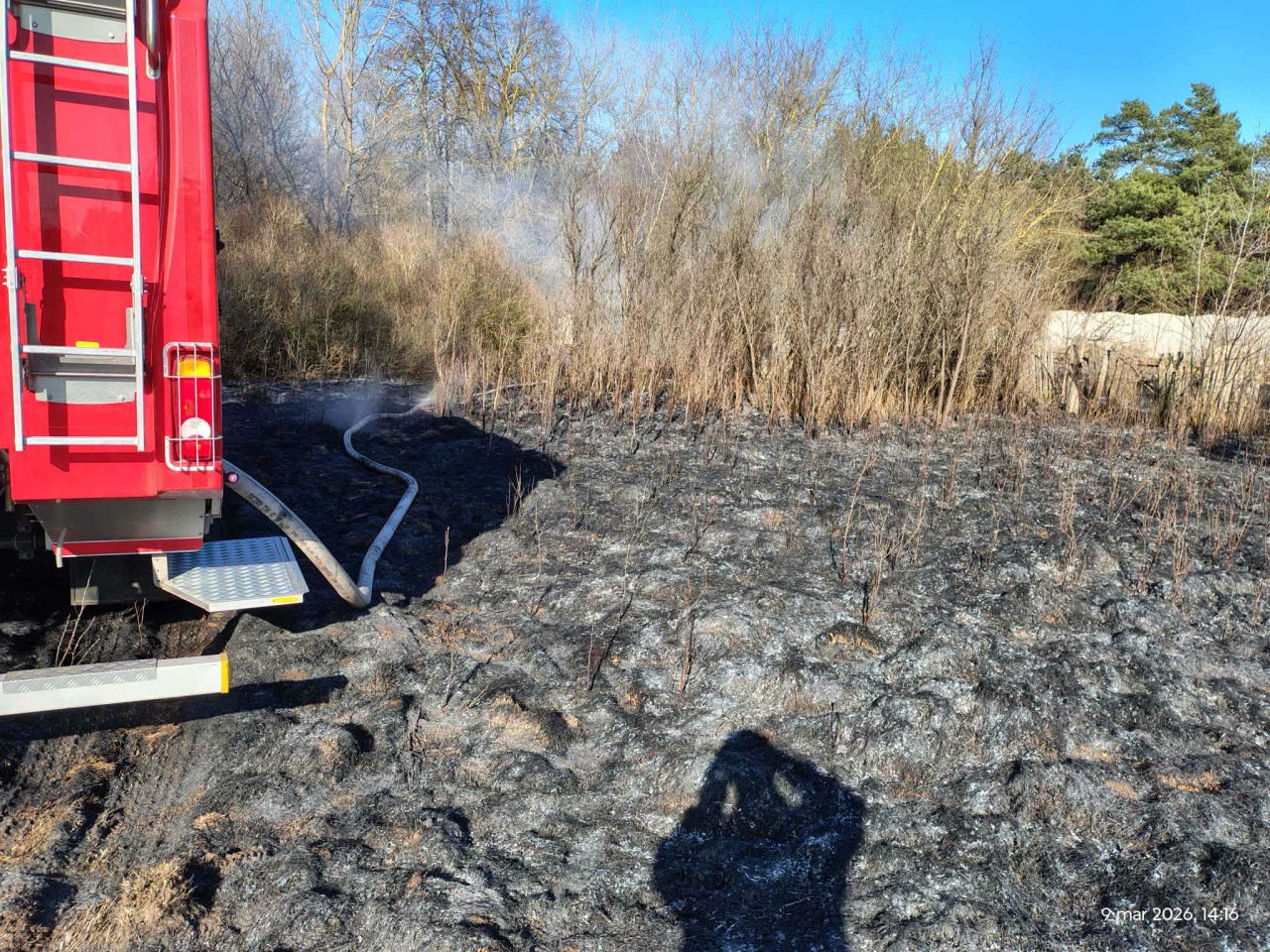 Pożary traw w powiecie ostrołęckim: Kunin, Kobylin, Goworówek, Żebry Ostrowy [10.03.2026] - zdjęcie #5 - eOstroleka.pl