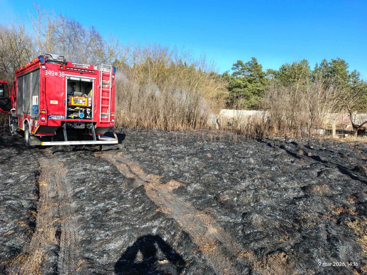 Pożary traw w powiecie ostrołęckim: Kunin, Kobylin, Goworówek, Żebry Ostrowy [10.03.2026] - zdjęcie #1 - eOstroleka.pl