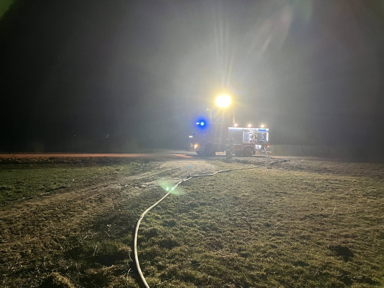 Pożar drzewa w Ponikwi Dużej [12.03.2026] - zdjęcie #4 - eOstroleka.pl