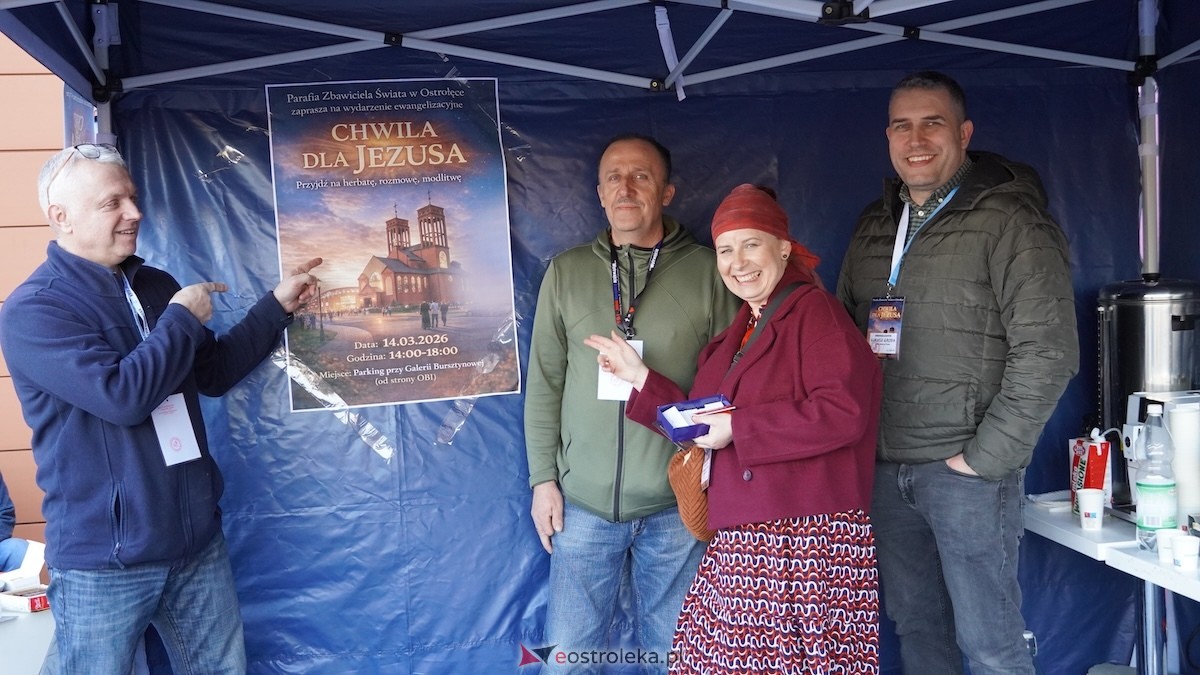 Chwila dla Jezusa w Ostrołęce. Ewangelizacja przy Galerii Bursztynowej [14.03.2026] - zdjęcie #14 - eOstroleka.pl