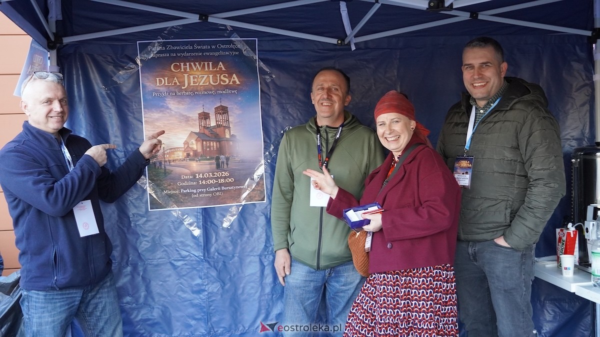 Chwila dla Jezusa w Ostrołęce. Ewangelizacja przy Galerii Bursztynowej [14.03.2026] - zdjęcie #13 - eOstroleka.pl