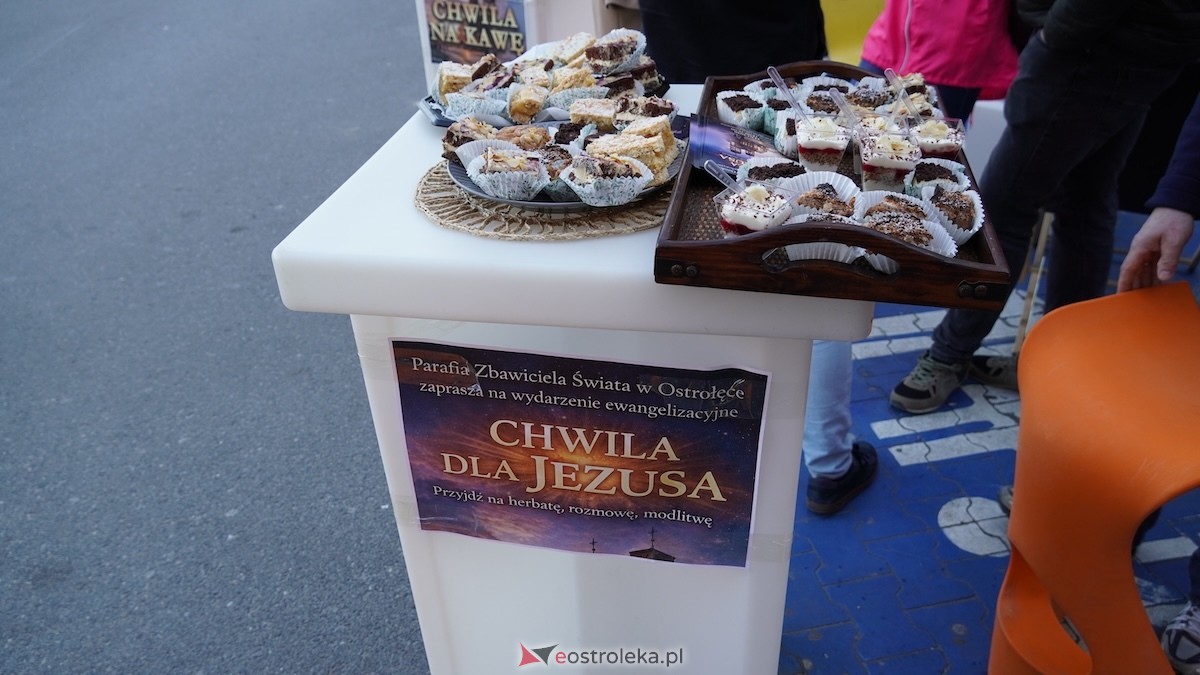 Chwila dla Jezusa w Ostrołęce. Ewangelizacja przy Galerii Bursztynowej [14.03.2026] - zdjęcie #12 - eOstroleka.pl