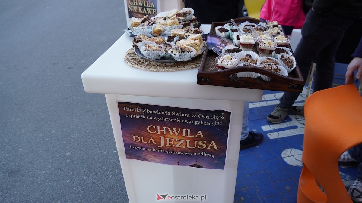 Chwila dla Jezusa w Ostrołęce. Ewangelizacja przy Galerii Bursztynowej [14.03.2026] - zdjęcie #11 - eOstroleka.pl