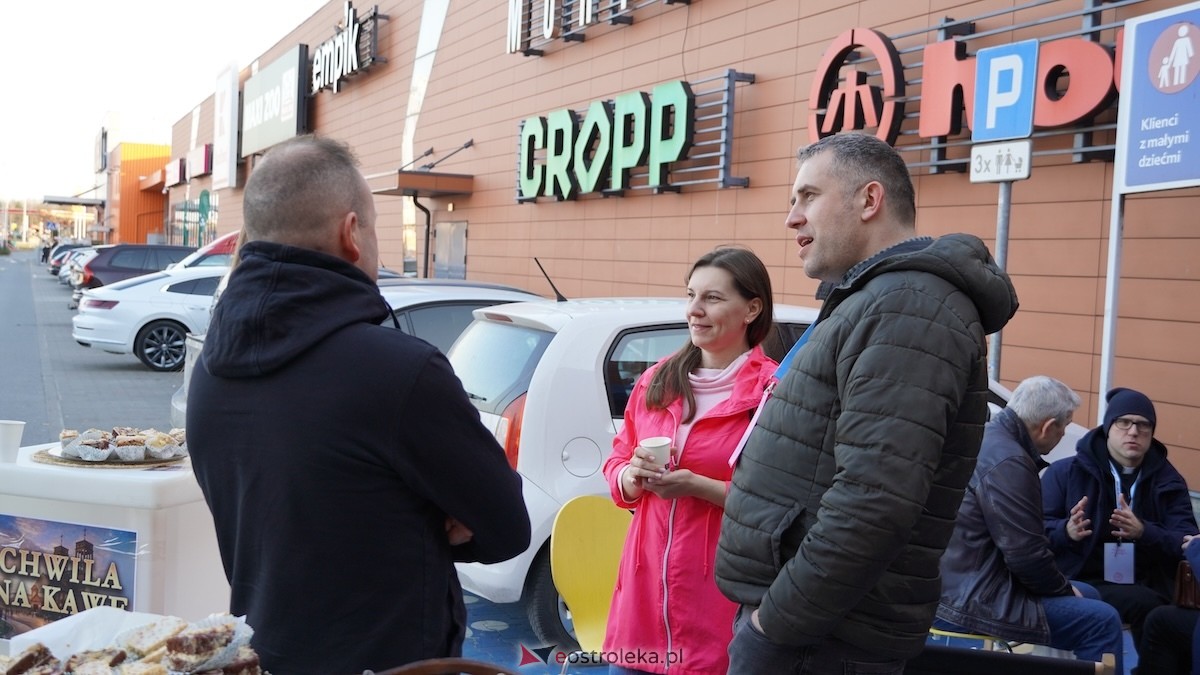 Chwila dla Jezusa w Ostrołęce. Ewangelizacja przy Galerii Bursztynowej [14.03.2026] - zdjęcie #10 - eOstroleka.pl