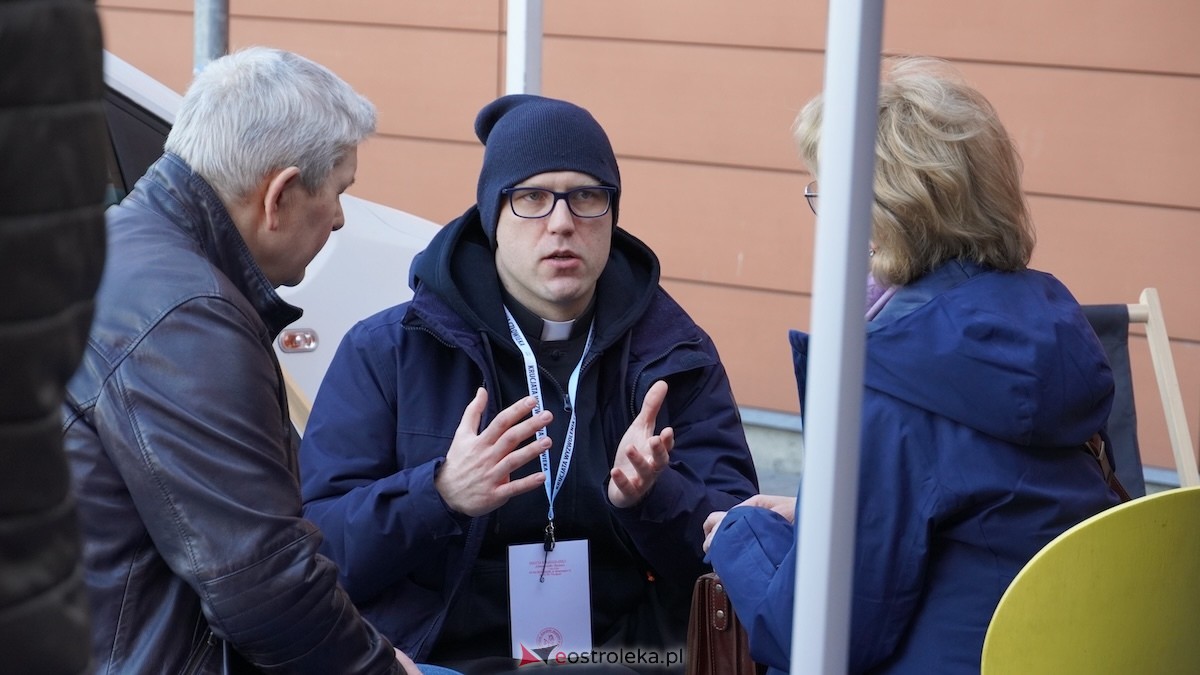 Chwila dla Jezusa w Ostrołęce. Ewangelizacja przy Galerii Bursztynowej [14.03.2026] - zdjęcie #9 - eOstroleka.pl