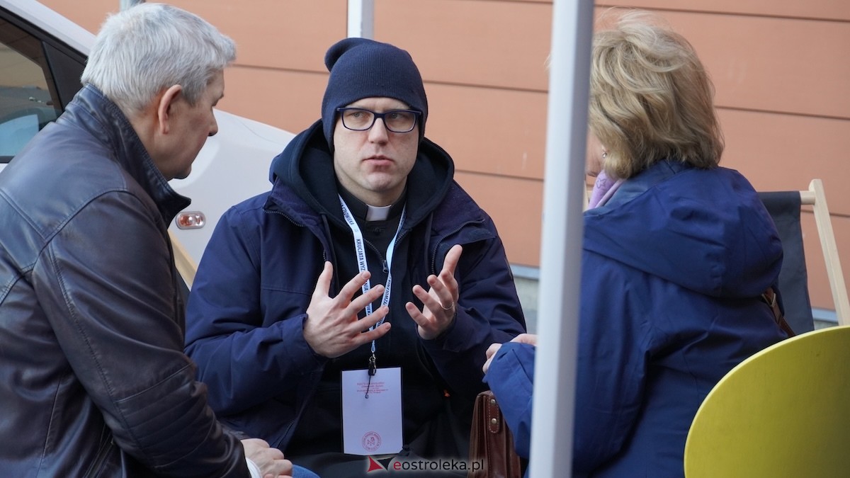 Chwila dla Jezusa w Ostrołęce. Ewangelizacja przy Galerii Bursztynowej [14.03.2026] - zdjęcie #8 - eOstroleka.pl