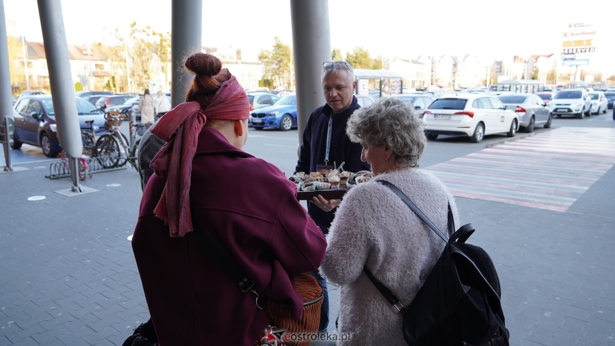 Chwila dla Jezusa w Ostrołęce. Ewangelizacja przy Galerii Bursztynowej [14.03.2026] - zdjęcie #5 - eOstroleka.pl