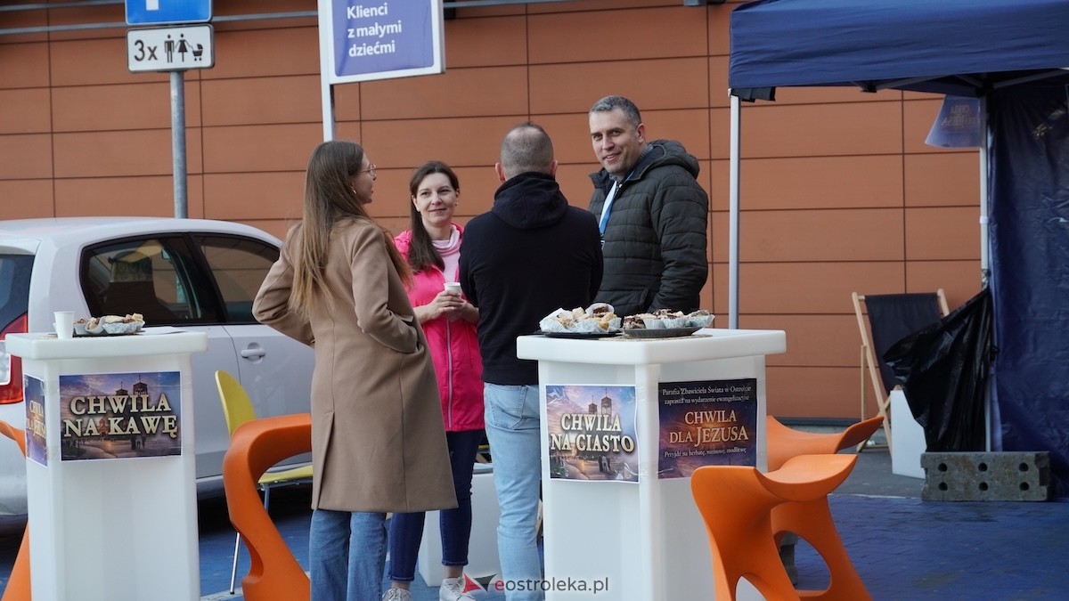 Chwila dla Jezusa w Ostrołęce. Ewangelizacja przy Galerii Bursztynowej [14.03.2026] - zdjęcie #2 - eOstroleka.pl