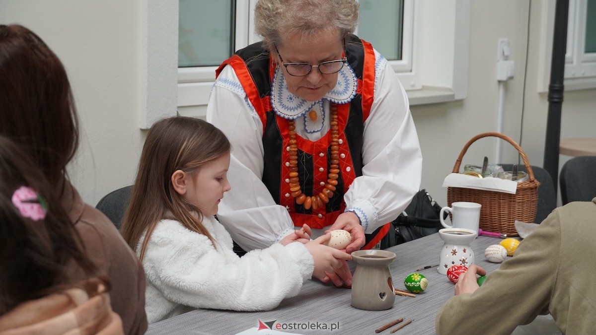 „Ido Śwenta Źelgejnocy” - warsztaty wielkanocne w Muzeum Kultury Kurpiowskiej [15.03.2026] - zdjęcie #11 - eOstroleka.pl