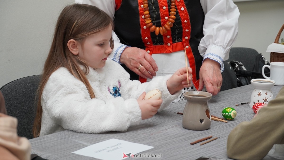 „Ido Śwenta Źelgejnocy” - warsztaty wielkanocne w Muzeum Kultury Kurpiowskiej [15.03.2026] - zdjęcie #10 - eOstroleka.pl