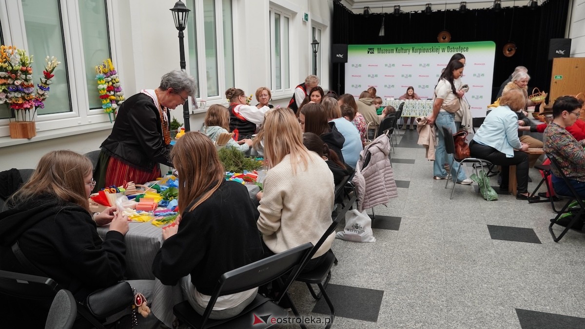 „Ido Śwenta Źelgejnocy” - warsztaty wielkanocne w Muzeum Kultury Kurpiowskiej [15.03.2026] - zdjęcie #3 - eOstroleka.pl