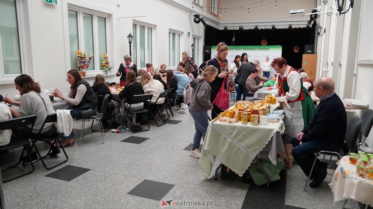 „Ido Śwenta Źelgejnocy” - warsztaty wielkanocne w Muzeum Kultury Kurpiowskiej [15.03.2026] - zdjęcie #2 - eOstroleka.pl