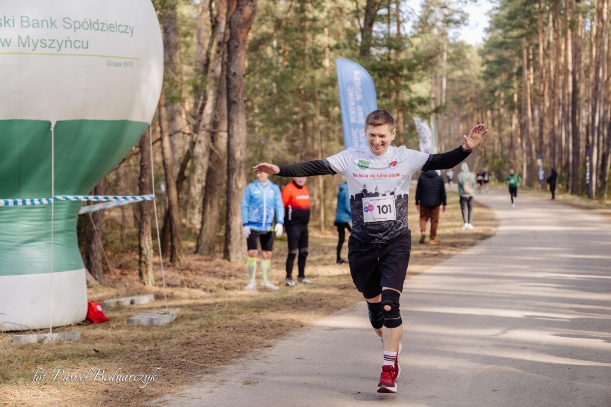Serafin gościł biegaczy i miłośników Nordic Walking. Tak wyglądał VIII Kurpiowski Bieg Morsa [08.03.2026]  - zdjęcie #202 - eOstroleka.pl