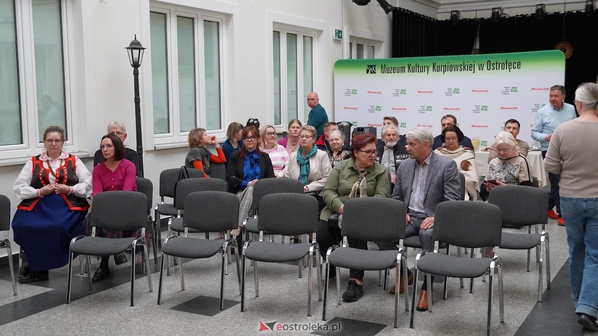 Otwarcie wystawy Konstantego Chojnowskiego w Muzeum Kultury Kurpiowskiej [17.03.2026] - zdjęcie #46 - eOstroleka.pl
