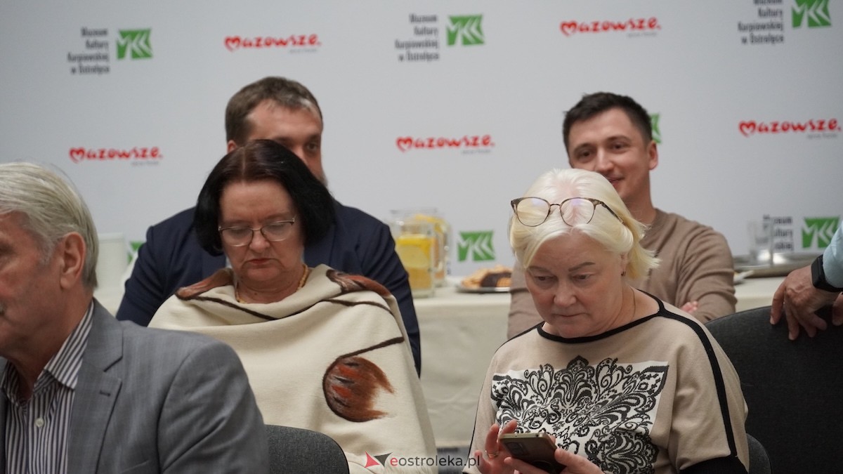 Otwarcie wystawy Konstantego Chojnowskiego w Muzeum Kultury Kurpiowskiej [17.03.2026] - zdjęcie #44 - eOstroleka.pl