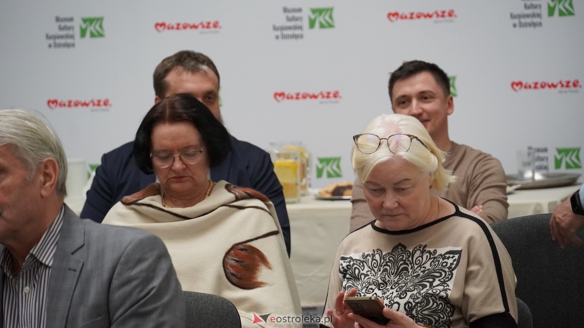 Otwarcie wystawy Konstantego Chojnowskiego w Muzeum Kultury Kurpiowskiej [17.03.2026] - zdjęcie #43 - eOstroleka.pl