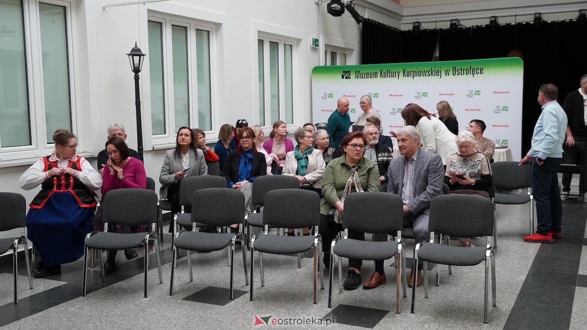 Otwarcie wystawy Konstantego Chojnowskiego w Muzeum Kultury Kurpiowskiej [17.03.2026] - zdjęcie #42 - eOstroleka.pl