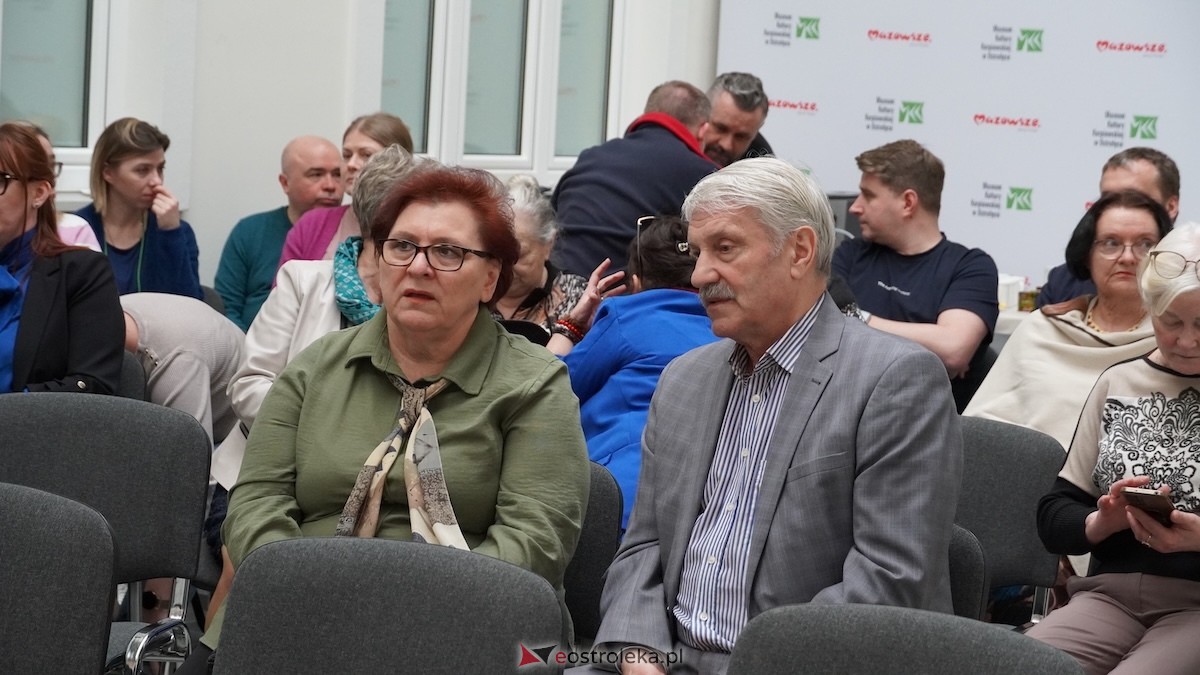 Otwarcie wystawy Konstantego Chojnowskiego w Muzeum Kultury Kurpiowskiej [17.03.2026] - zdjęcie #36 - eOstroleka.pl