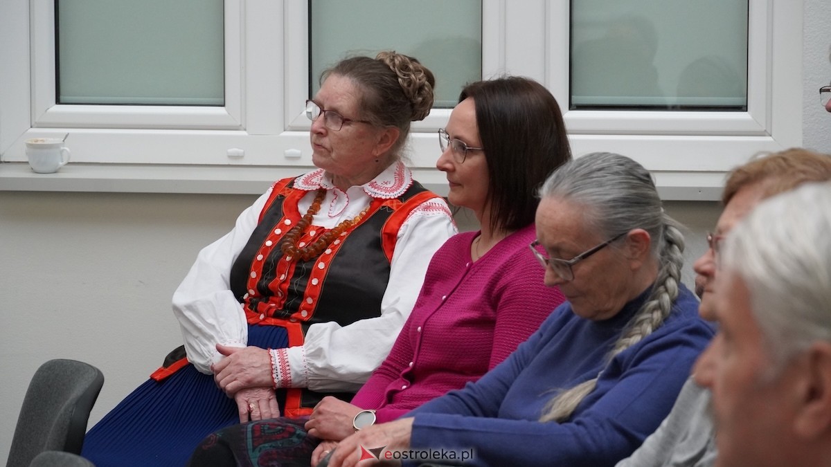 Otwarcie wystawy Konstantego Chojnowskiego w Muzeum Kultury Kurpiowskiej [17.03.2026] - zdjęcie #30 - eOstroleka.pl