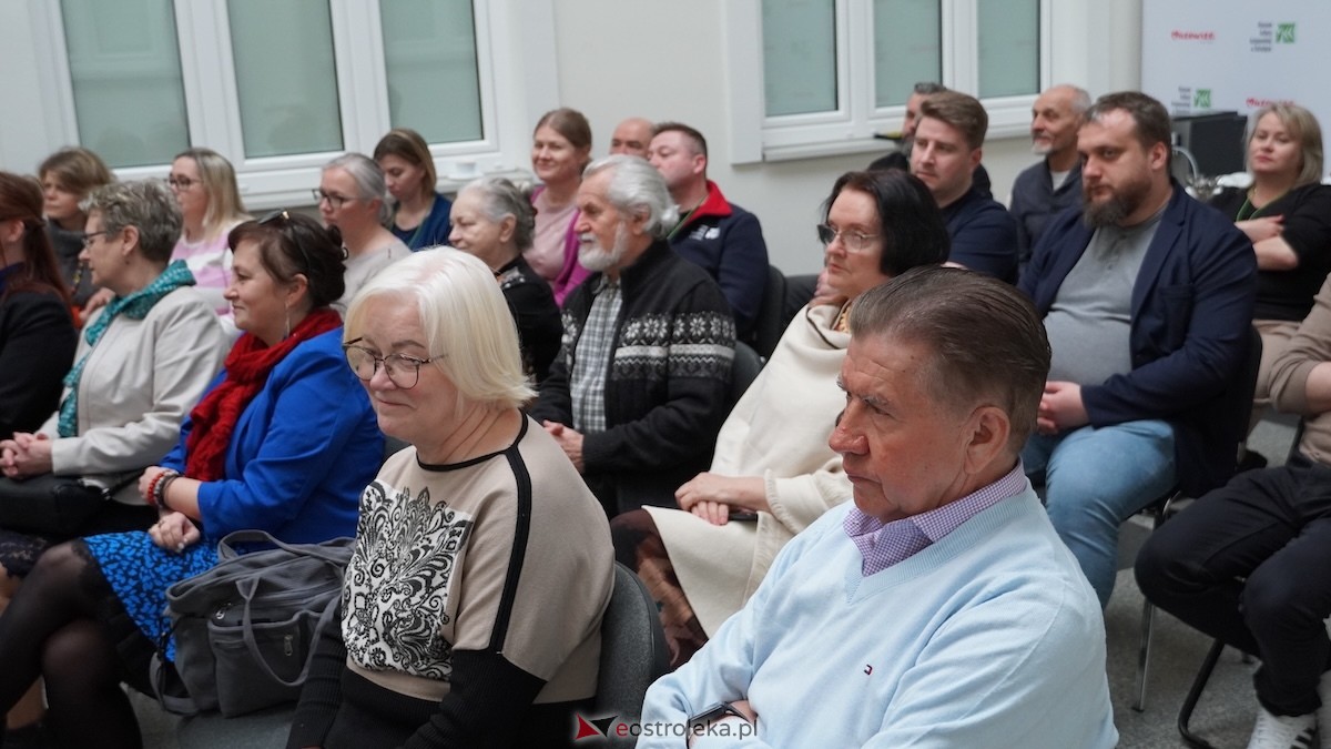 Otwarcie wystawy Konstantego Chojnowskiego w Muzeum Kultury Kurpiowskiej [17.03.2026] - zdjęcie #26 - eOstroleka.pl