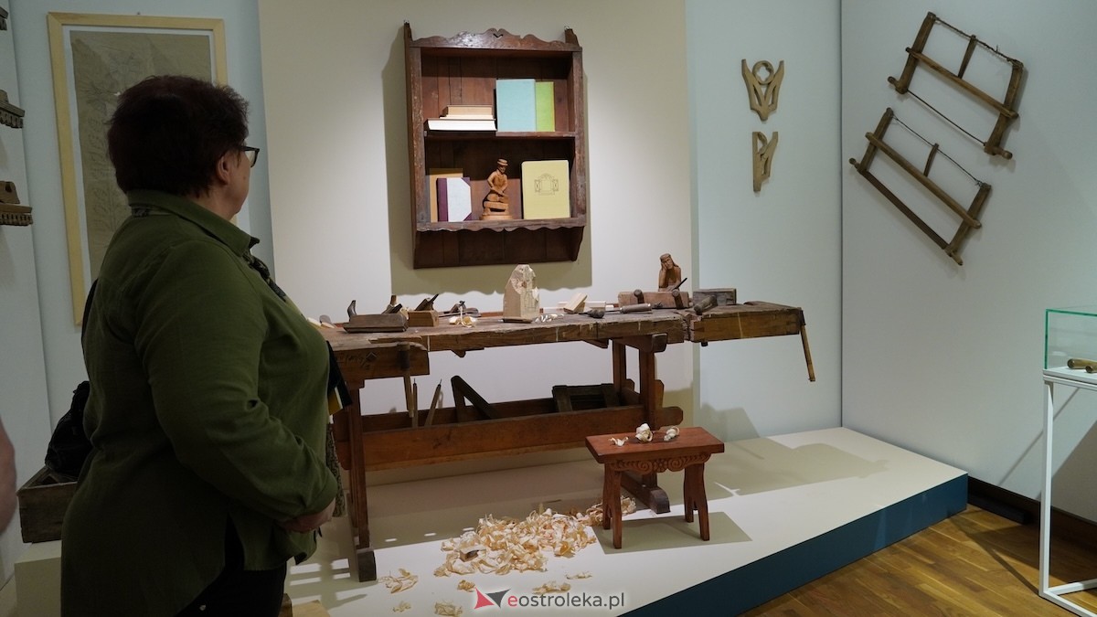 Otwarcie wystawy Konstantego Chojnowskiego w Muzeum Kultury Kurpiowskiej [17.03.2026] - zdjęcie #20 - eOstroleka.pl