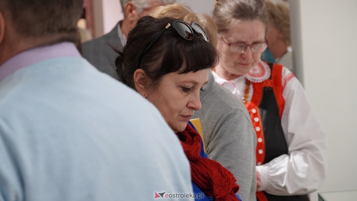 Otwarcie wystawy Konstantego Chojnowskiego w Muzeum Kultury Kurpiowskiej [17.03.2026] - zdjęcie #10 - eOstroleka.pl