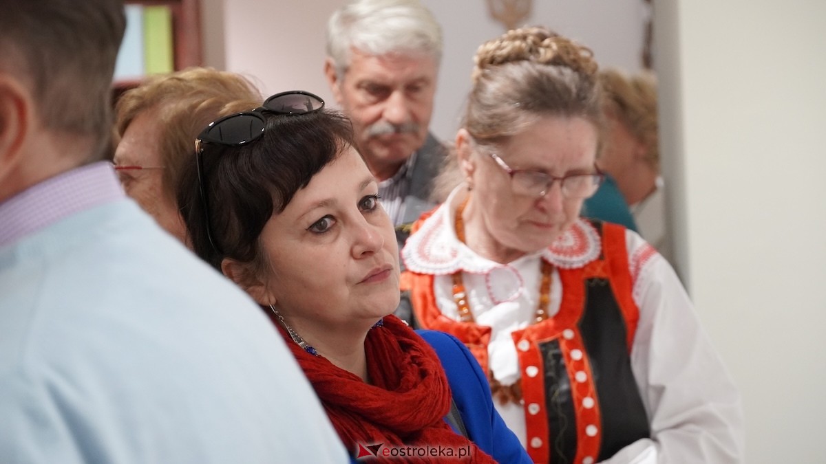 Otwarcie wystawy Konstantego Chojnowskiego w Muzeum Kultury Kurpiowskiej [17.03.2026] - zdjęcie #9 - eOstroleka.pl