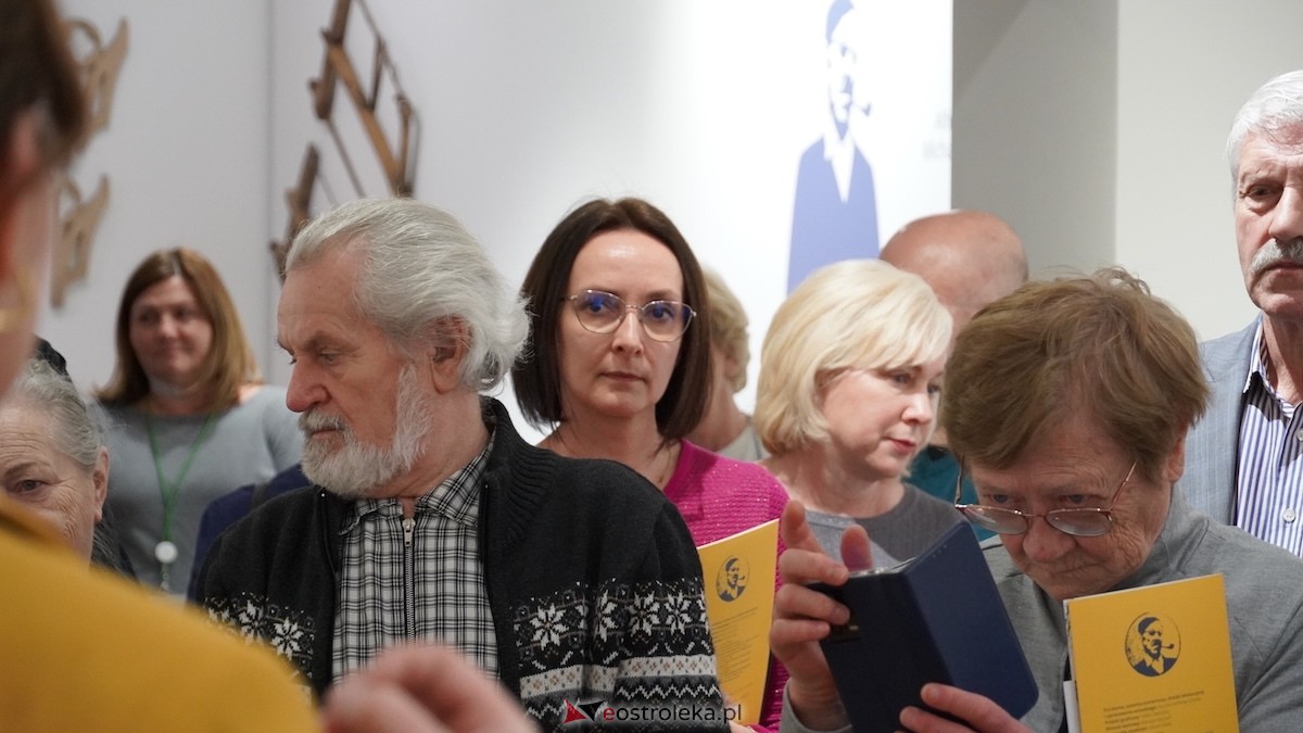 Otwarcie wystawy Konstantego Chojnowskiego w Muzeum Kultury Kurpiowskiej [17.03.2026] - zdjęcie #7 - eOstroleka.pl