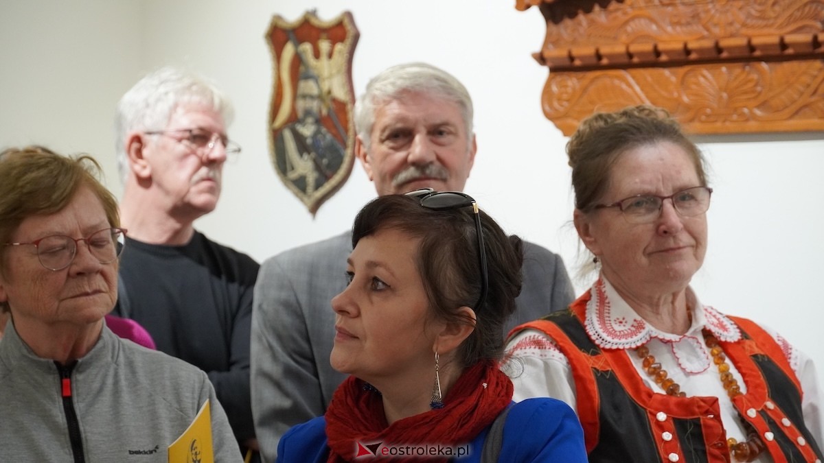 Otwarcie wystawy Konstantego Chojnowskiego w Muzeum Kultury Kurpiowskiej [17.03.2026] - zdjęcie #3 - eOstroleka.pl