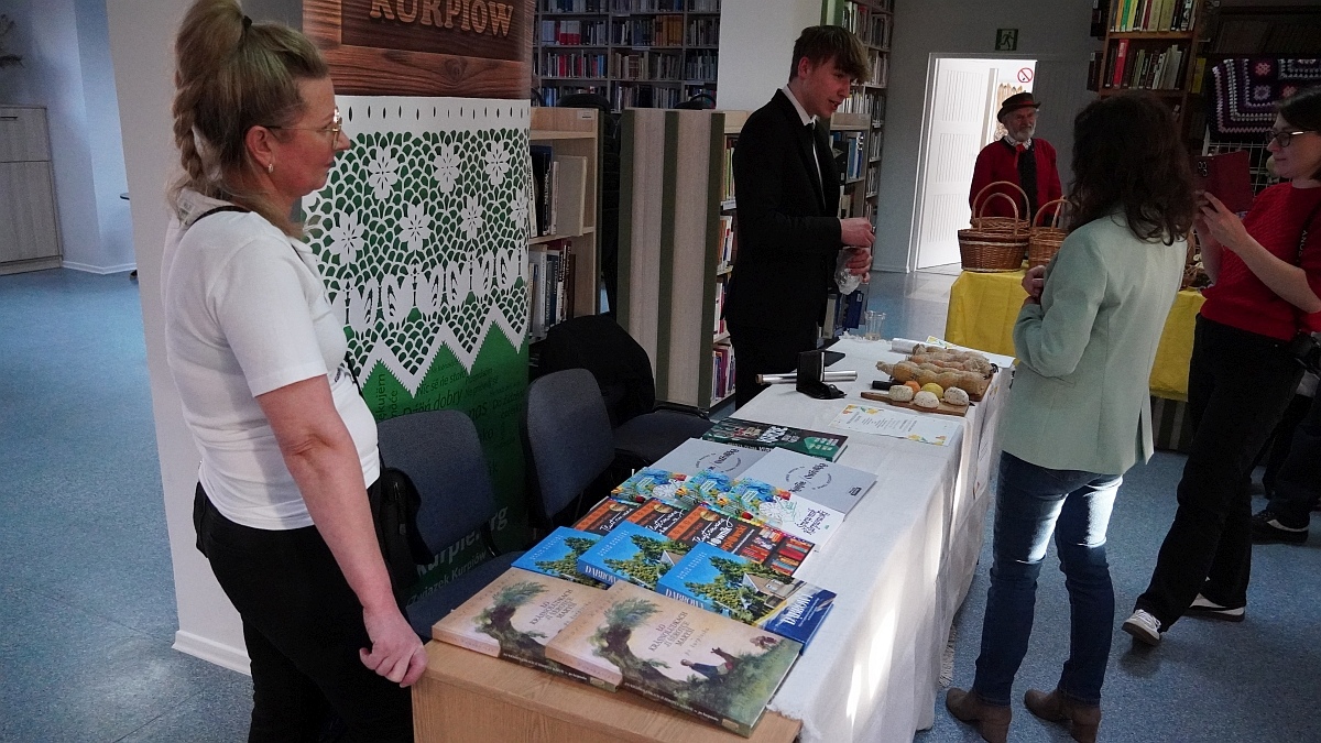 Kiermasz Wielkanocny w Miejskiej Bibliotece Publicznej w Ostrołęce [19.03.2026] - zdjęcie #4 - eOstroleka.pl
