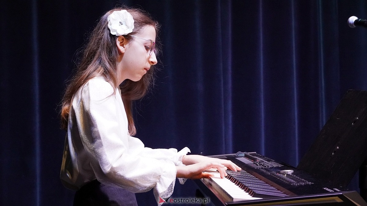 Koncert uczniów Państwowej Szkoły Muzycznej w Ostrołęce i Chóru Cantiamo w Muzeum Żołnierzy Wyklętych [19.03.2026] - zdjęcie #55 - eOstroleka.pl
