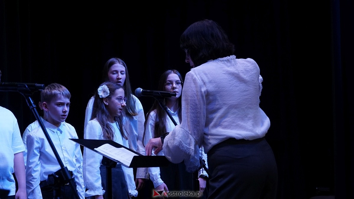Koncert uczniów Państwowej Szkoły Muzycznej w Ostrołęce i Chóru Cantiamo w Muzeum Żołnierzy Wyklętych [19.03.2026] - zdjęcie #11 - eOstroleka.pl