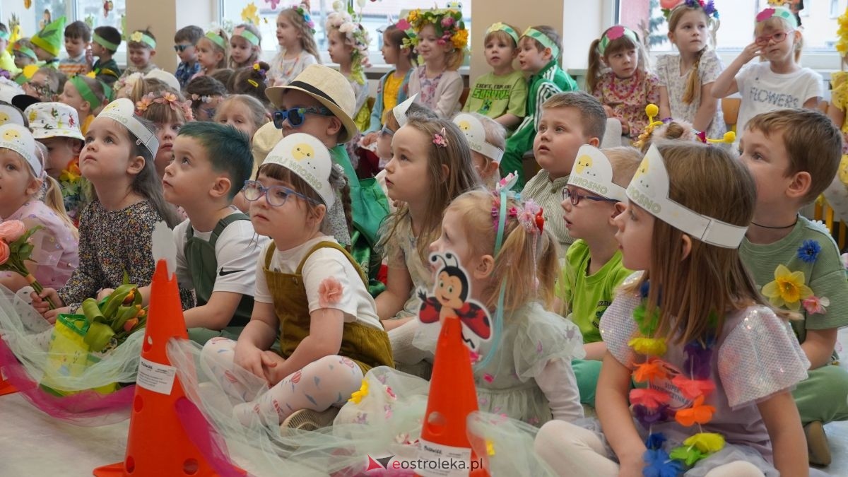 Wiosenne przebieranki w „Krainie Radości”. Dzieci z Przedszkola Miejskiego nr 8 przywitały wiosnę! [20.03.2026] - zdjęcie #88 - eOstroleka.pl