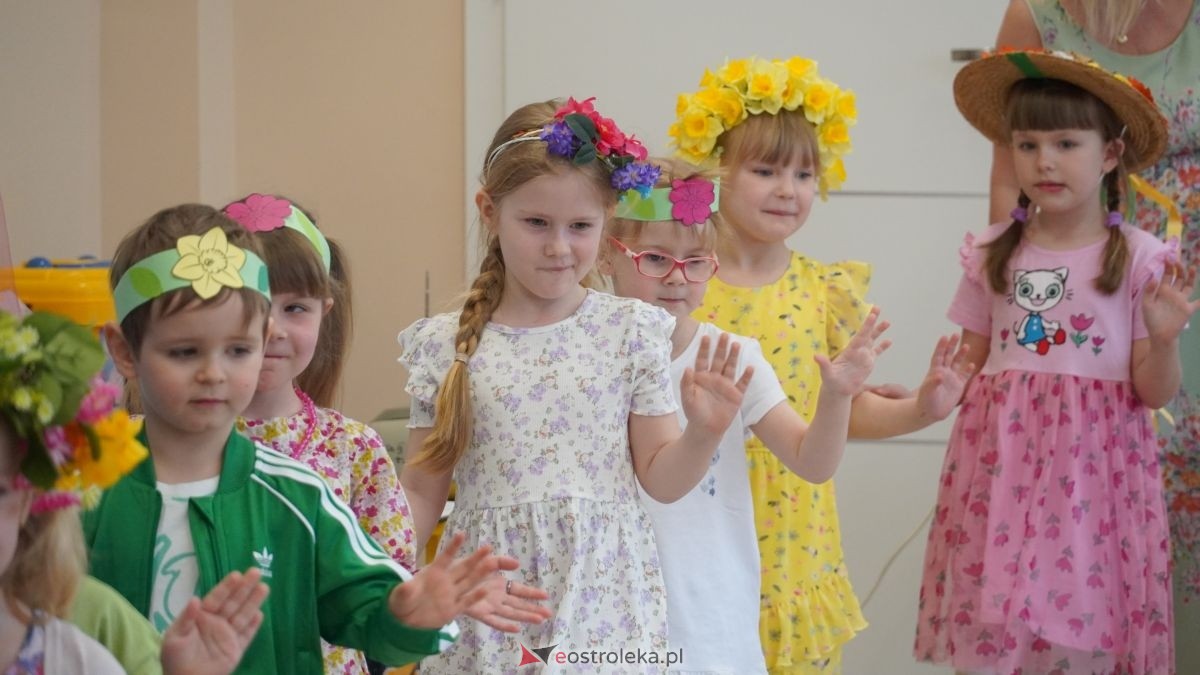Wiosenne przebieranki w „Krainie Radości”. Dzieci z Przedszkola Miejskiego nr 8 przywitały wiosnę! [20.03.2026] - zdjęcie #41 - eOstroleka.pl