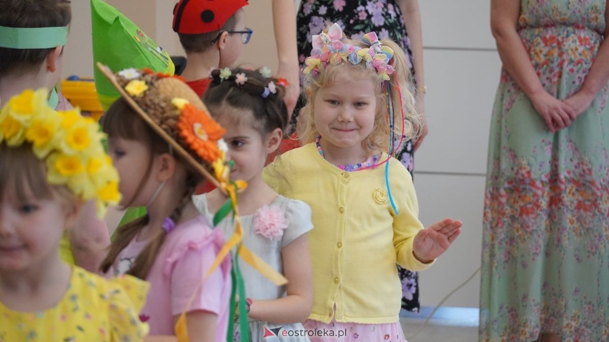 Wiosenne przebieranki w „Krainie Radości”. Dzieci z Przedszkola Miejskiego nr 8 przywitały wiosnę! [20.03.2026] - zdjęcie #38 - eOstroleka.pl