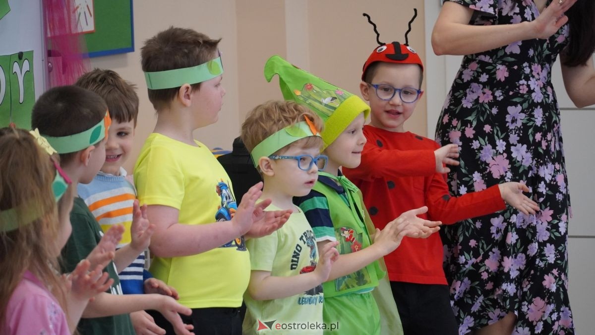 Wiosenne przebieranki w „Krainie Radości”. Dzieci z Przedszkola Miejskiego nr 8 przywitały wiosnę! [20.03.2026] - zdjęcie #37 - eOstroleka.pl