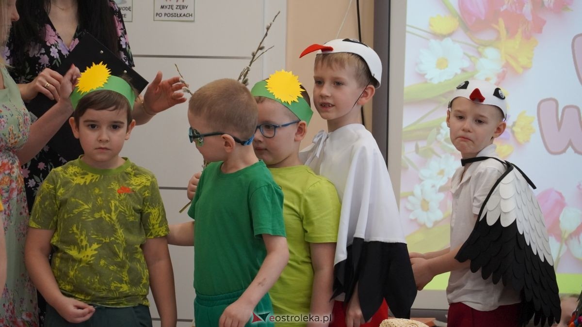 Wiosenne przebieranki w „Krainie Radości”. Dzieci z Przedszkola Miejskiego nr 8 przywitały wiosnę! [20.03.2026] - zdjęcie #20 - eOstroleka.pl