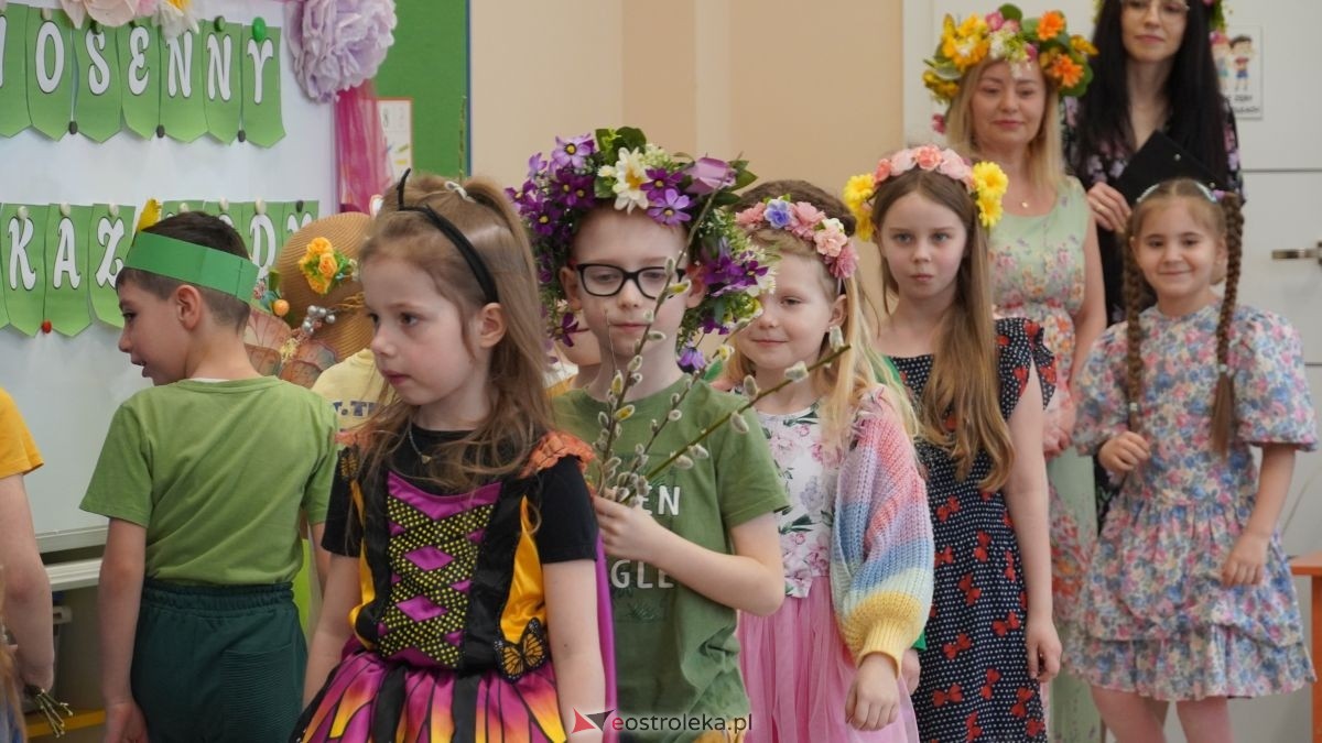 Wiosenne przebieranki w „Krainie Radości”. Dzieci z Przedszkola Miejskiego nr 8 przywitały wiosnę! [20.03.2026] - zdjęcie #18 - eOstroleka.pl