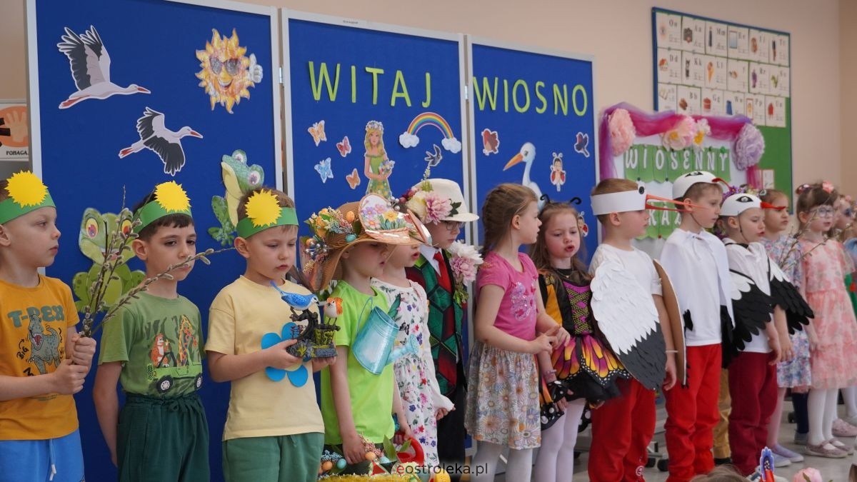 Wiosenne przebieranki w „Krainie Radości”. Dzieci z Przedszkola Miejskiego nr 8 przywitały wiosnę! [20.03.2026] - zdjęcie #13 - eOstroleka.pl