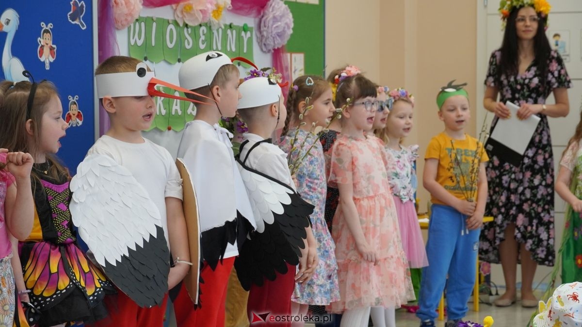 Wiosenne przebieranki w „Krainie Radości”. Dzieci z Przedszkola Miejskiego nr 8 przywitały wiosnę! [20.03.2026] - zdjęcie #12 - eOstroleka.pl