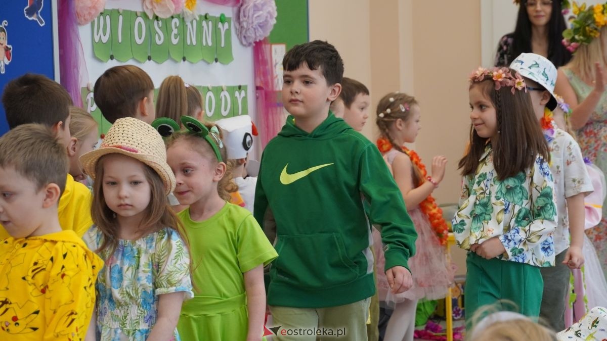 Wiosenne przebieranki w „Krainie Radości”. Dzieci z Przedszkola Miejskiego nr 8 przywitały wiosnę! [20.03.2026] - zdjęcie #10 - eOstroleka.pl