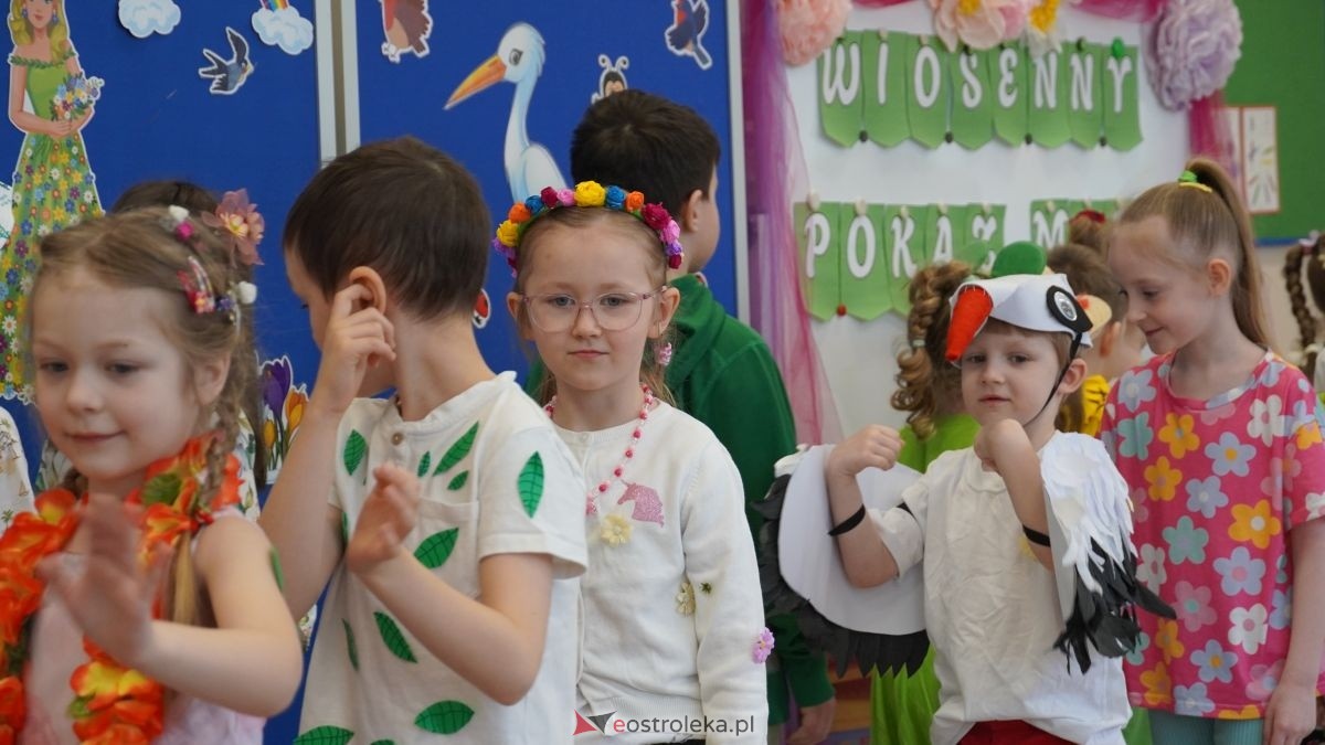 Wiosenne przebieranki w „Krainie Radości”. Dzieci z Przedszkola Miejskiego nr 8 przywitały wiosnę! [20.03.2026] - zdjęcie #9 - eOstroleka.pl
