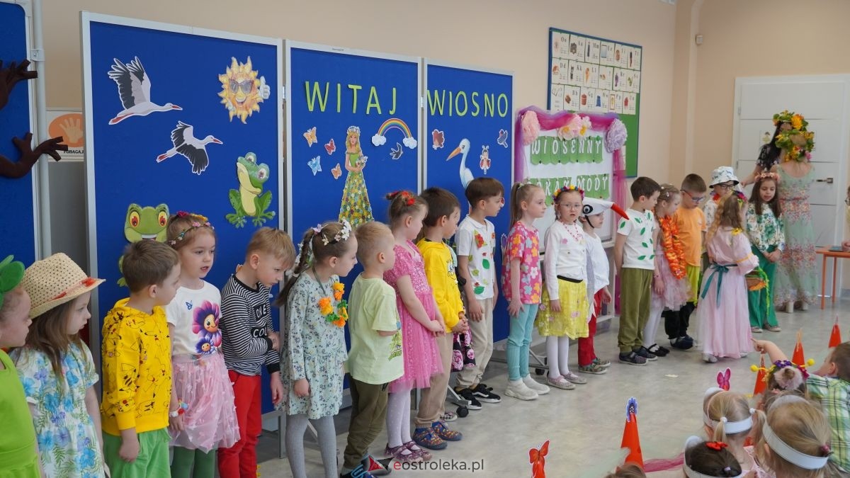 Wiosenne przebieranki w „Krainie Radości”. Dzieci z Przedszkola Miejskiego nr 8 przywitały wiosnę! [20.03.2026] - zdjęcie #7 - eOstroleka.pl