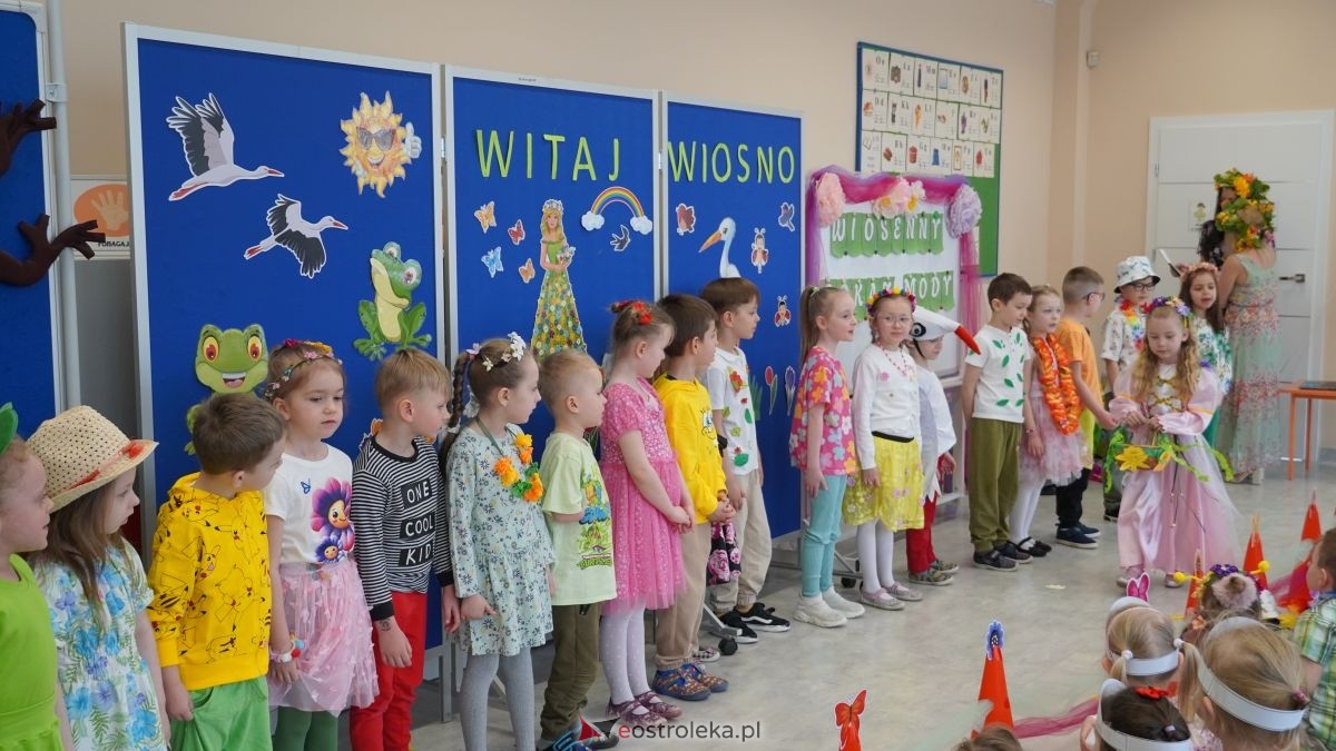 Wiosenne przebieranki w „Krainie Radości”. Dzieci z Przedszkola Miejskiego nr 8 przywitały wiosnę! [20.03.2026] - zdjęcie #6 - eOstroleka.pl
