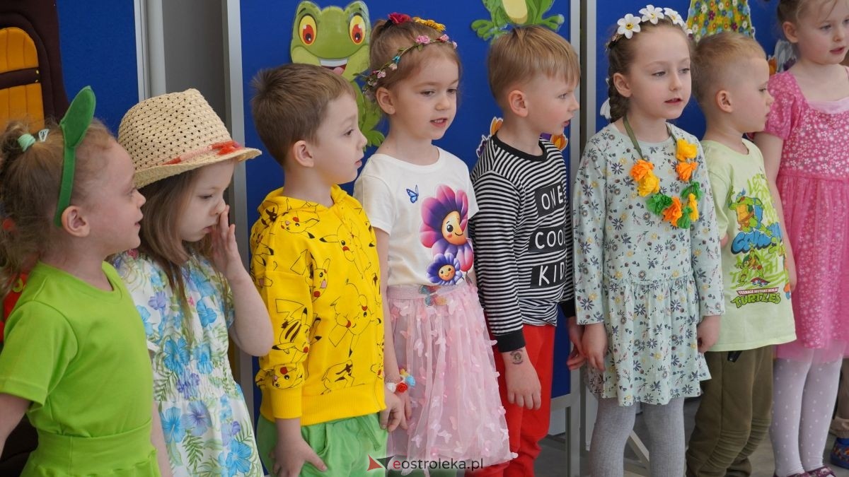 Wiosenne przebieranki w „Krainie Radości”. Dzieci z Przedszkola Miejskiego nr 8 przywitały wiosnę! [20.03.2026] - zdjęcie #4 - eOstroleka.pl