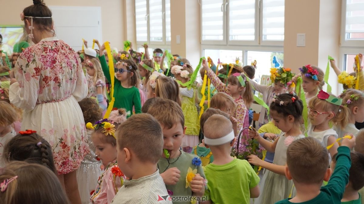 Wiosenne przebieranki w „Krainie Radości”. Dzieci z Przedszkola Miejskiego nr 8 przywitały wiosnę! [20.03.2026] - zdjęcie #3 - eOstroleka.pl