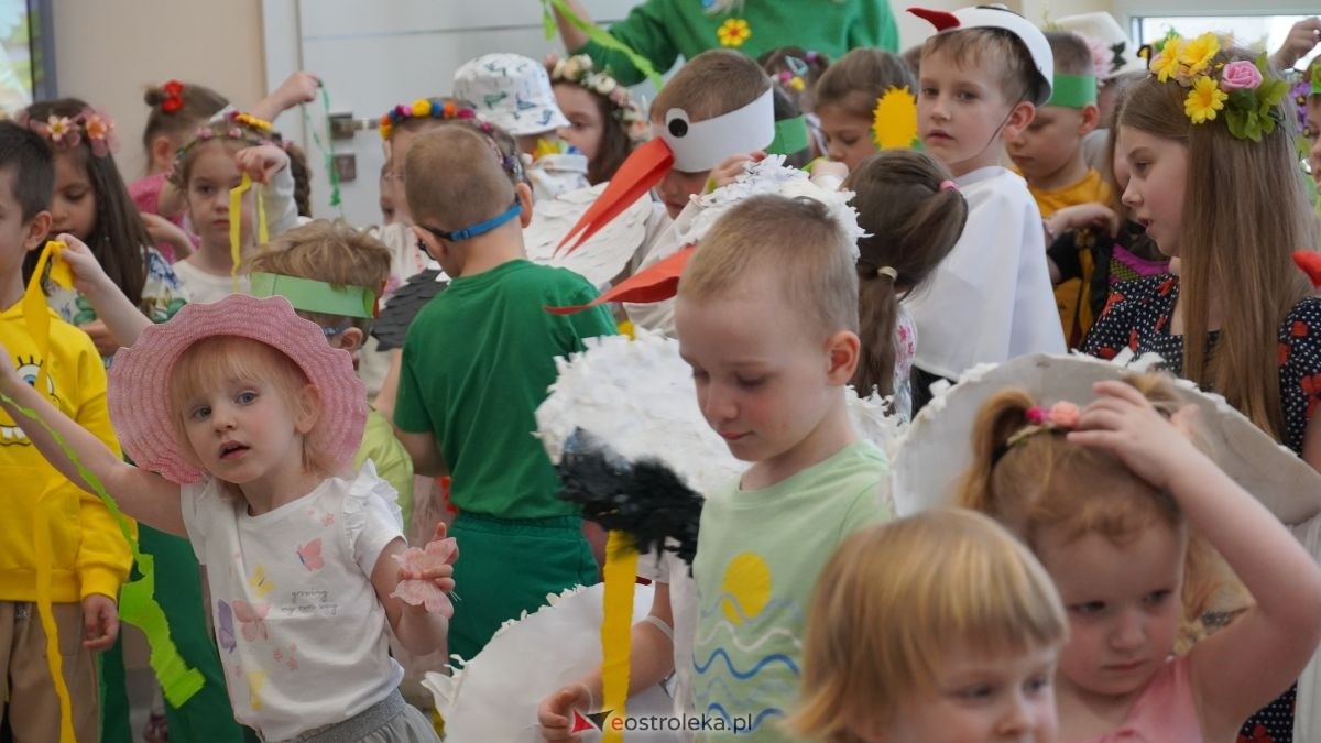 Wiosenne przebieranki w „Krainie Radości”. Dzieci z Przedszkola Miejskiego nr 8 przywitały wiosnę! [20.03.2026] - zdjęcie #2 - eOstroleka.pl