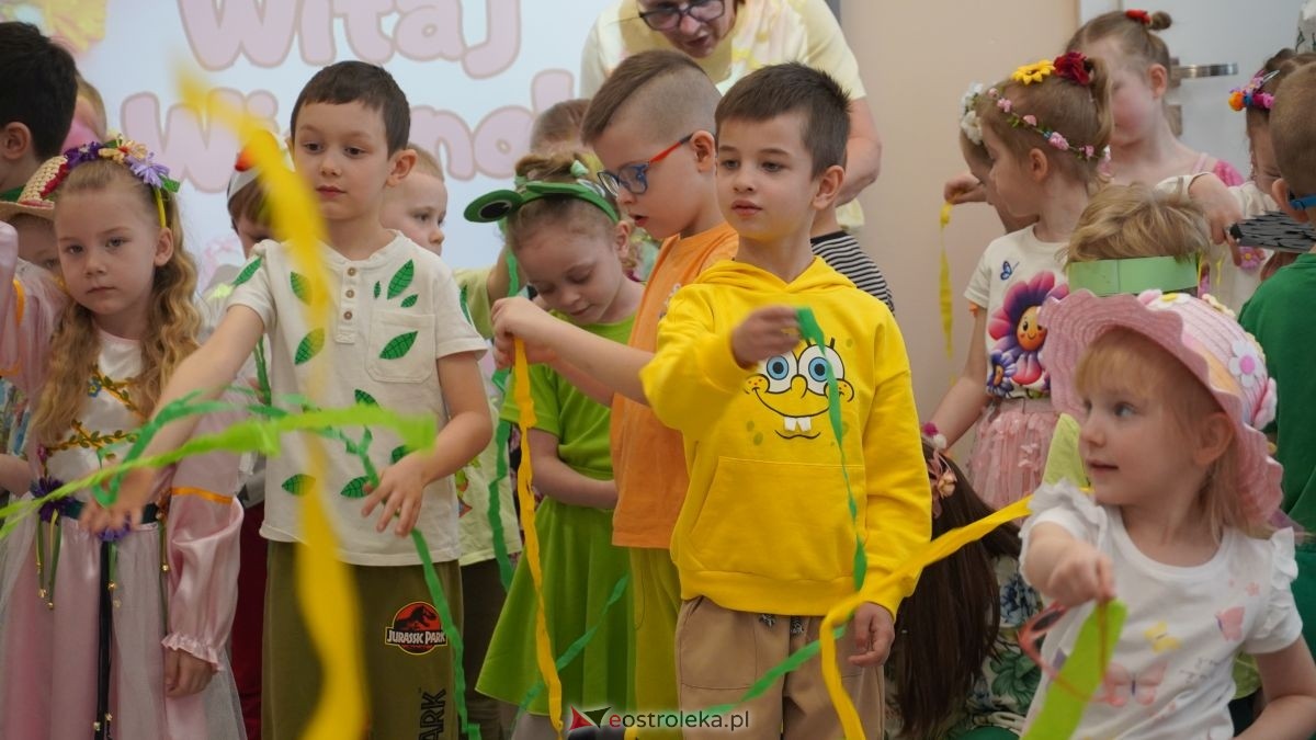 Wiosenne przebieranki w „Krainie Radości”. Dzieci z Przedszkola Miejskiego nr 8 przywitały wiosnę! [20.03.2026] - zdjęcie #1 - eOstroleka.pl