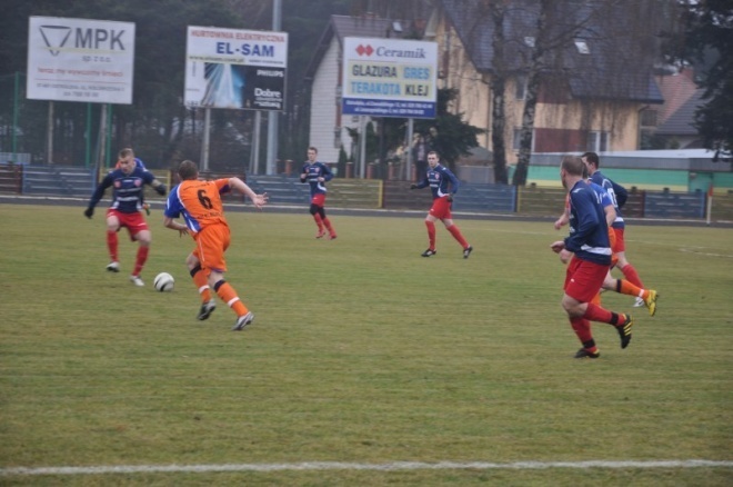 Narew Ostrołęka - Ursus Warszawa 0:3 (20.11.2011) - zdjęcie #19 - eOstroleka.pl